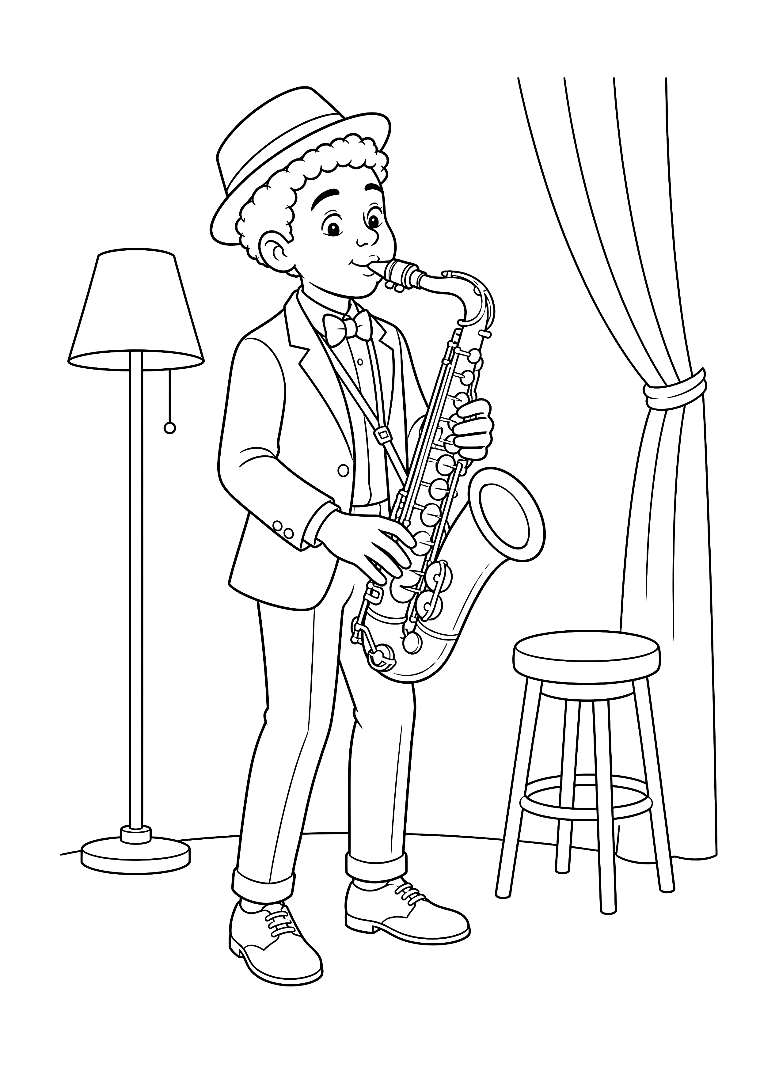 Jazzmusiker mit Saxofon: Ein junger Jazzmusiker spielt ein Saxofon neben einer kleinen Cafébühne.
