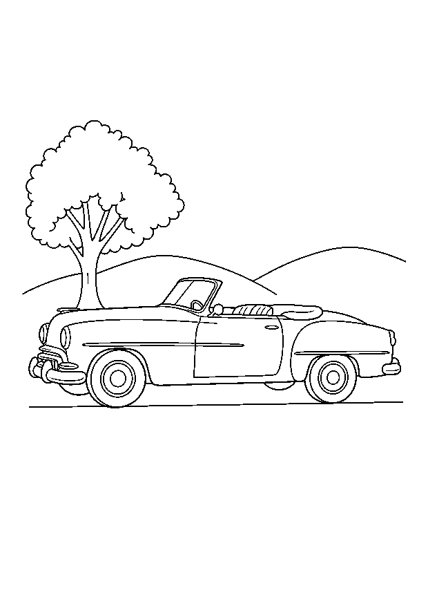 Oldtimer-Cabrio auf dem Land: Ein Cabrio im Stil der 1950er fährt auf einer ruhigen Landstraße an einem Baum vorbei.