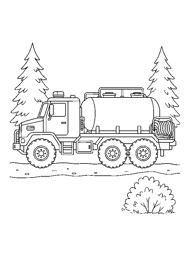 Waldbrand-Tankwagen: Ein geländegängiger Wasser-Tankwagen fährt auf einem Waldweg zwischen Tannen.